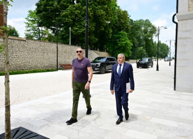 Prezident Şuşanın Qarabağ küçəsində həyata keçirilmiş işlərlə tanış olub - FOTO