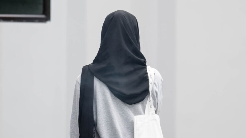 Avropa ölkəsi məktəbli qızlara hicab taxmağı qadağan edir