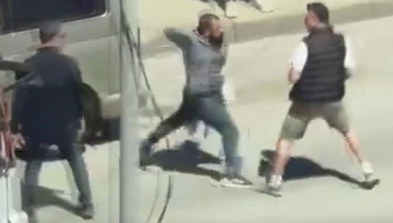 Yolda mübahisə etdiyi qadını yumruqlamağa başladı - VİDEO