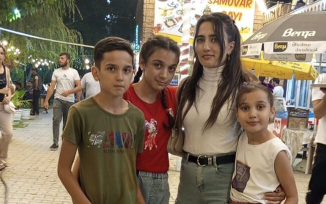 Üç uşaq anası 31 yaşında attestat aldı - Qızı ilə sinif yoldaşı olub