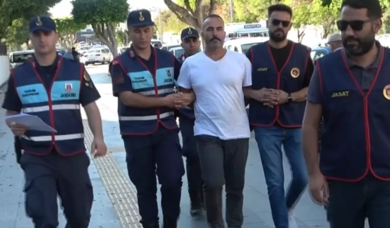 Bələdiyyə işçisi həmkarını boğazından kəsərək öldürdü