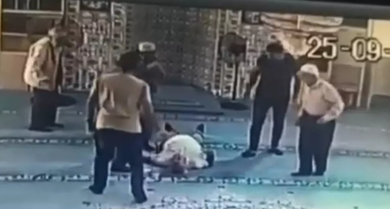 Məsciddə namaz qıldıqdan sonra huşunu itirdi - VİDEO