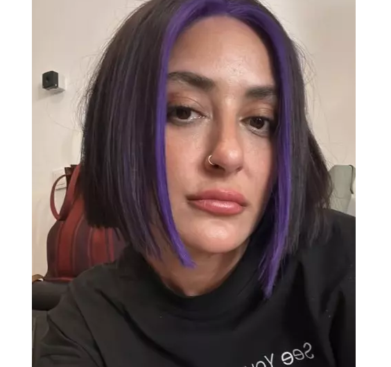 Məşhur müğənni yeni bənövşəyi saç rəngi ilə diqqət çəkdi