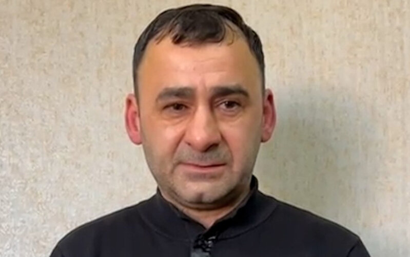 Saçını kəsdirdiyi bərbər başına torba keçirib pulunu taladı - Video