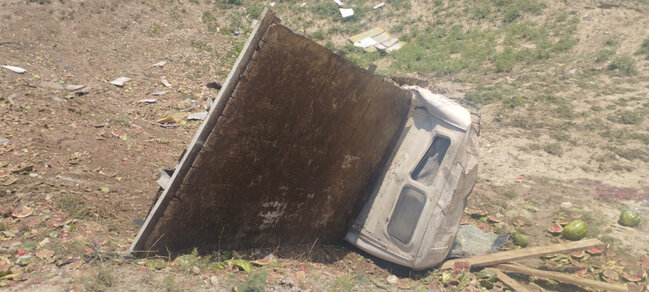 Qarpızla dolu yük maşını dərəyə aşdı - Fotolar