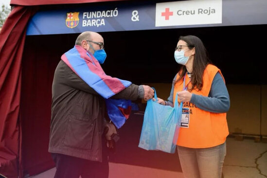 "Barselona" ukraynalı köçkünlər üçün 17 ton ərzaq topladı