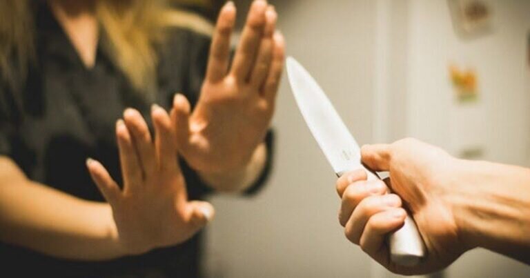 Lənkəranda 20 yaşlı qız bıçaqlanıb