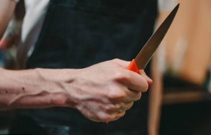 Azərbaycanda DƏHŞƏT - Övladını döyən ana onun müəllimini BIÇAQLADI