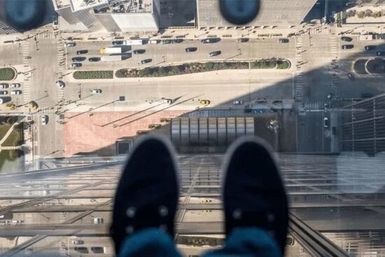 Naftalanda intihara cəhd: Gənc özünü beşinci mərtəbədən atdı