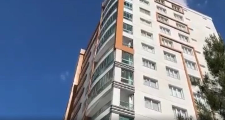 13 yaşlı qız balkondan yıxılaraq həyatını itirdi