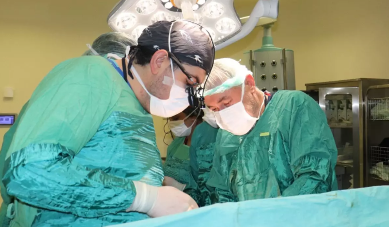 Qadın qarın ağrısı ilə xəstəxanaya getdi, içindən görün nə çıxdı - VİDEO