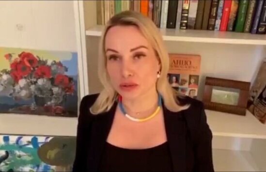 "Birinci Kanal"da müharibəyə etiraz edən qadın cərimələndi