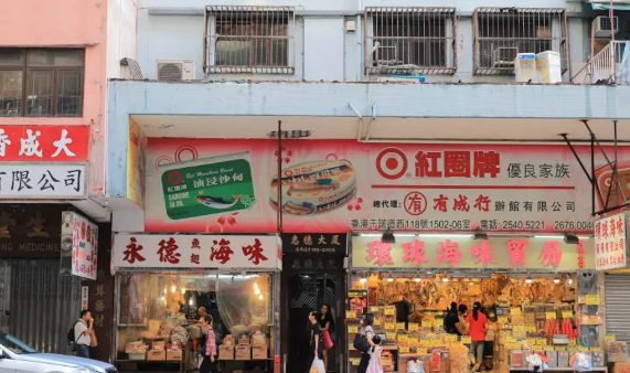 Çində qadın 13 ildir mağazanın işığını söndürmür - Səbəbi qeyri-adi olsa da, hər kəsi təsirləndirir