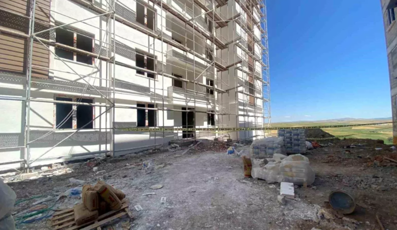 Tikintidə işləyən 71 yaşlı kişi binadan yıxılıb öldü