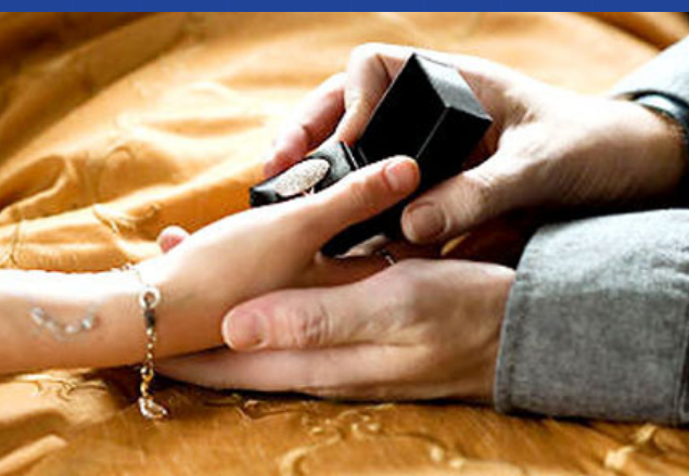 Yox cavabı alan bloger sevdiyi xanımı hamının gözü önündə DÖYDÜ - VİDEO