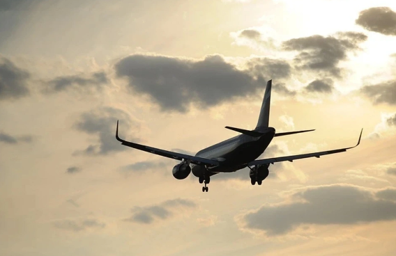 Özünü bort bələdçisi kimi göstərən amerikalı 6 il təyyarələrdə pulsuz uçub