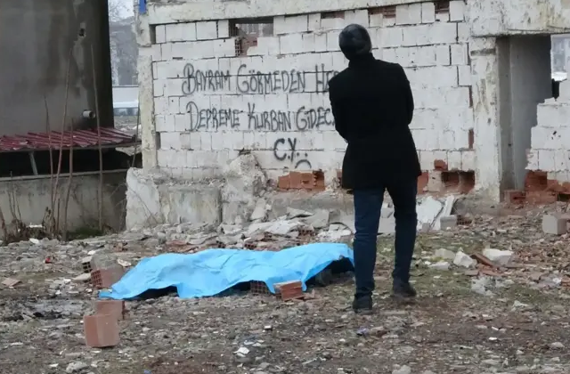 Boş ərazidə ağzında cərrahi maska olan kişi meyiti tapılıb