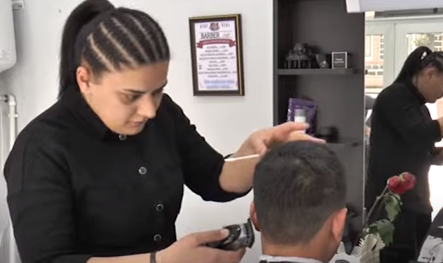 Kişi bərbəri işləyən qadın – Onun müştəriləri yalnız kişilər deyil - VİDEO