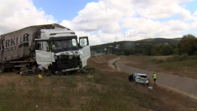 Polis maşınına çırpılan tırdan narkotik tapıldı - VİDEO