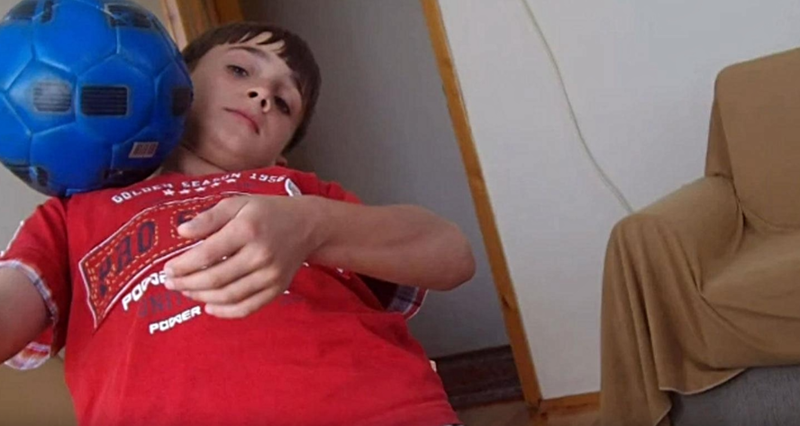 Haradan haraya! Bu uşağı indi dünya tanıyır