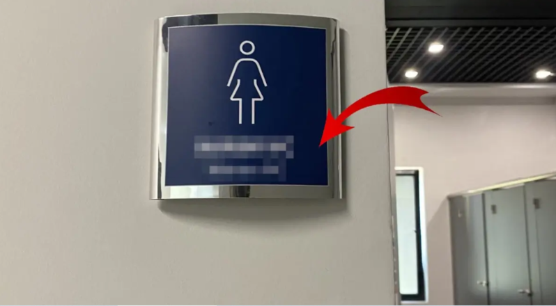 Universitetdə qadın ayaqyolunun qarşısında asılan yazı müzakirələrə səbəb oldu