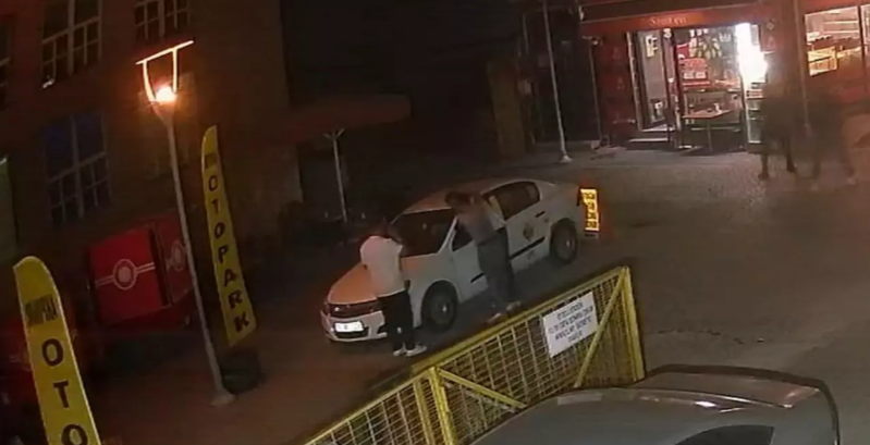 Küçədə kütləvi dava: 20 yaşlı gənc boğazından bıçaqlandı - VİDEO