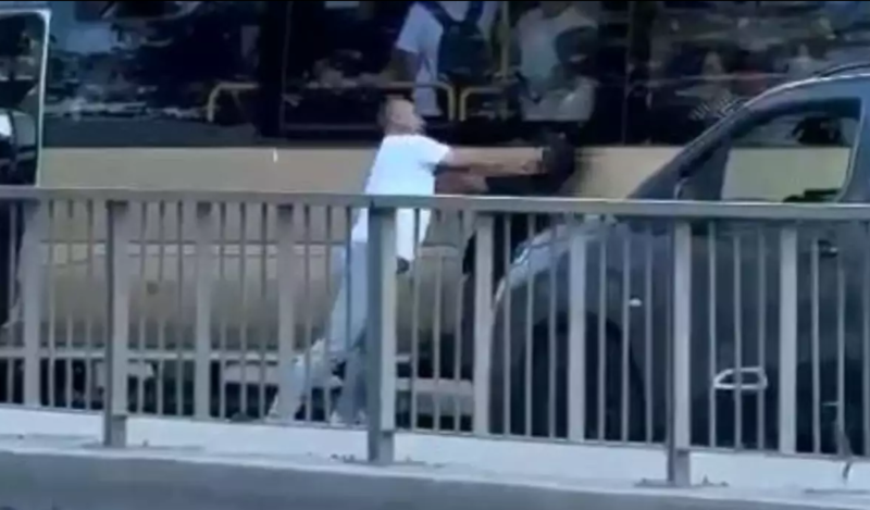 Mikroavtobus sürücüsü yol hərəkəti mübahisəsini əlbəyaxa davaya çevirdi - VİDEO