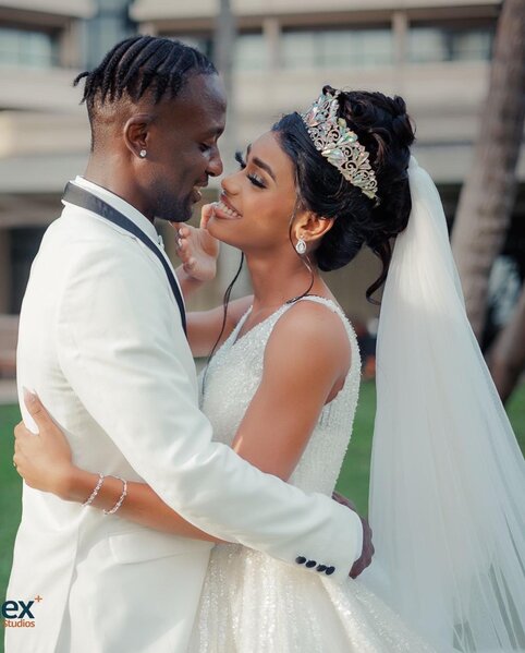 Öz toyunda iştirak edə bilmədi, əkiz qardaşını göndərdi - Foto