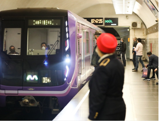 Bakı metrosunda ləngimə: Sərnişinlər qatardan düşürüldülər