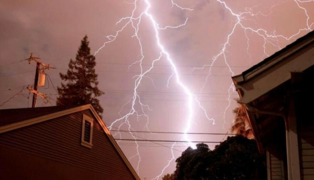 Xocalıda evə ildırım düşdü