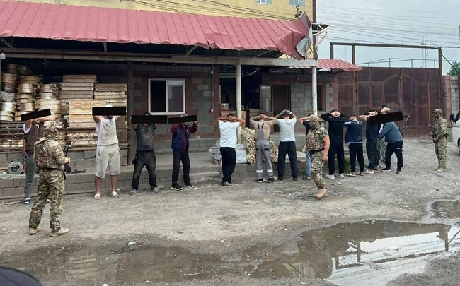 Qırğızıstanda kükürd turşusunun satışı ilə məşğul olan cinayətkar dəstə üzvləri saxlanılıb
