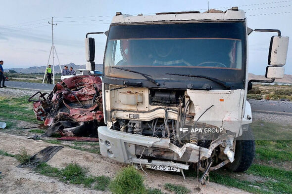 Hacıqabulda minik avtomobili yük maşını ilə toqquşdu: Ölənlər var - YENİLƏNİB + FOTO