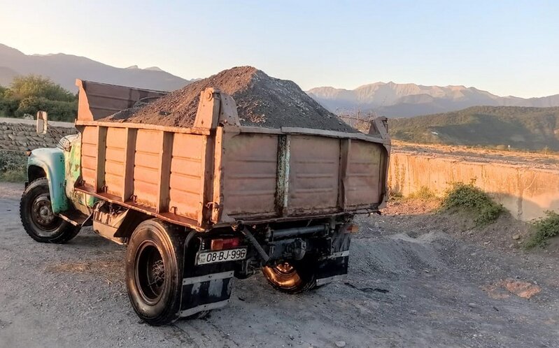 Balakəndə qanunsuz qum-çınqıl daşıyanlar cərimələnib