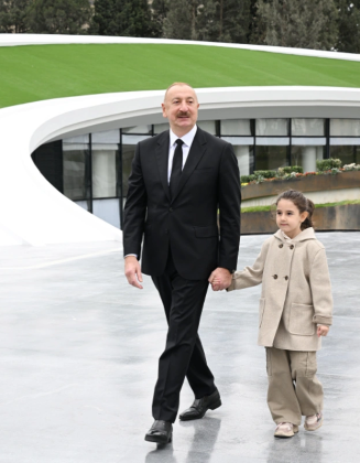 Prezidentin əlindən tutan yeddiyaşlı qızcığaz - Kimdir o?