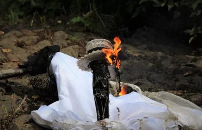 Boşanmasını qeyd edən qadın gəlin paltarını yandırdı