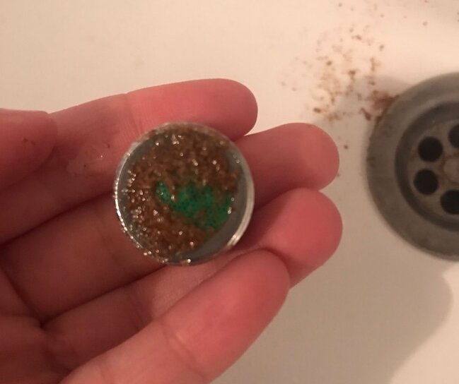 Bakıda evdəki krantdan qum tökülür, "Azərsu" isə məsələ ilə maraqlanmır - VİDEO