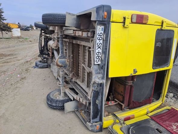 Salyanda mikroavtobus aşıb: Yaralıların adları açıqlandı