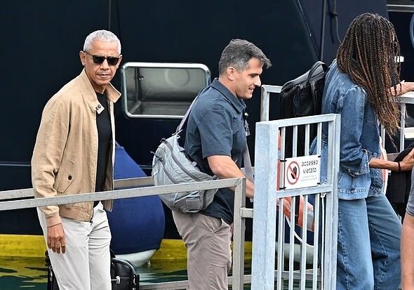 Obamanın arvadı bu məşhurla yaxtada: Gizli çəkilən FOTOLAR