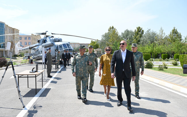 Prezident Döyüş bayraqlarının verilməsi mərasimində - Fotolar