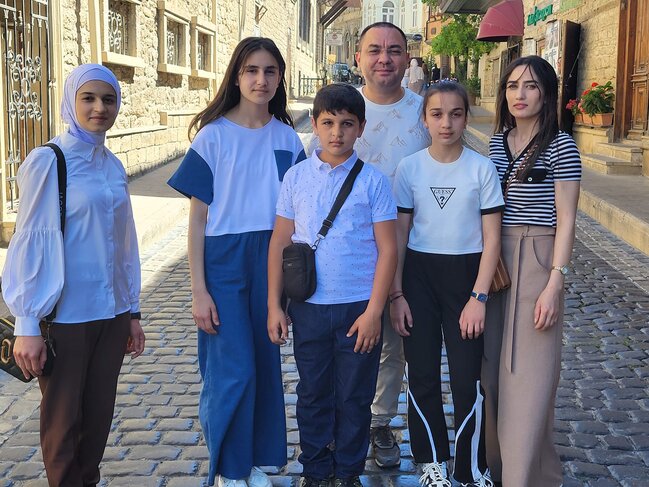 Üç uşaq anası 31 yaşında attestat aldı - Qızı ilə sinif yoldaşı olub