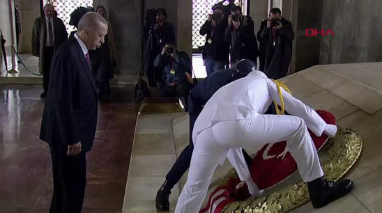 Ərdoğan Anıtqəbiri ziyarət edib