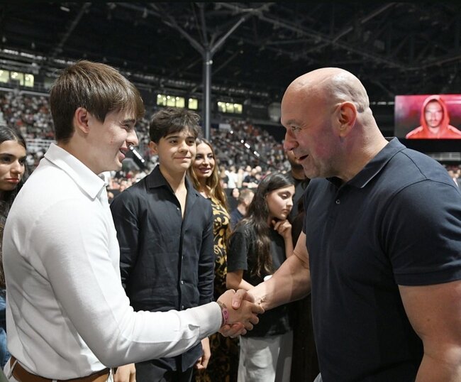 Prezidentin nəvələri Dana Uayt və Həbib Nurməhəmmədovla bir arada