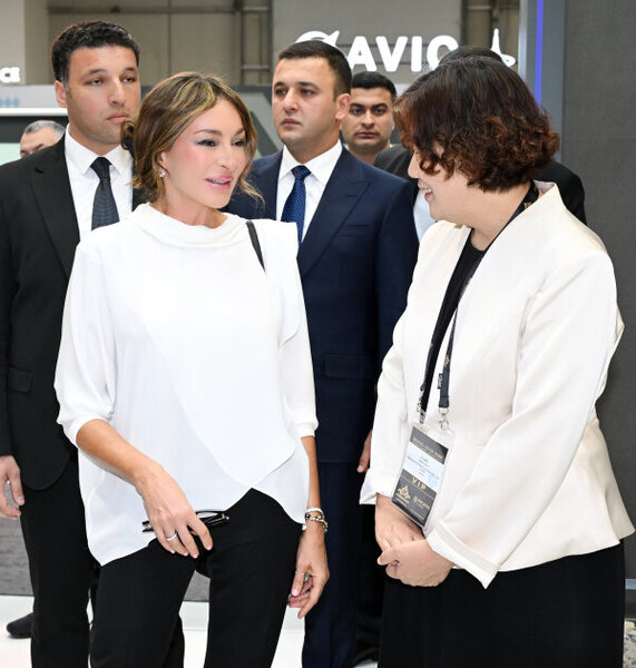 İlham Əliyev xanımı ilə sərgidə - Video - Fotolar