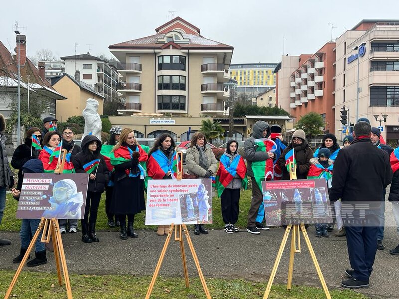 Fransada yaşayan azərbaycanlılar Evian şəhərində etiraz aksiyası keçirir