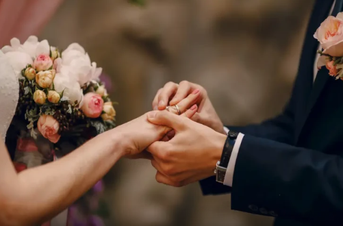 Polislə evləndi: Ərinin dörd gizli arvadı olduğunu öyrəndi