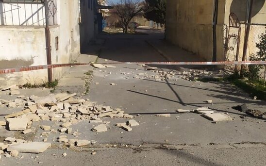 Güclü külək Bakıda bir sıra fəsadlar törətdi