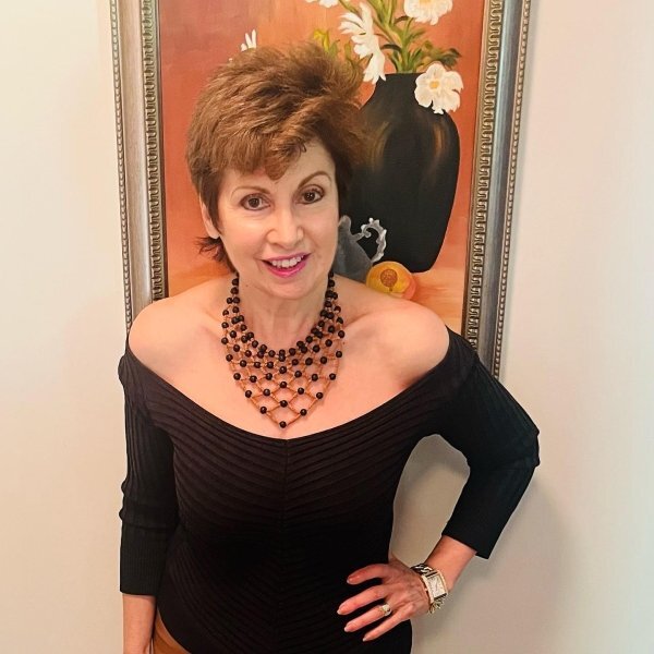 82 yaşlı qadın cavan qalmaq üçün hər gün soyuq su ilə yuyunur