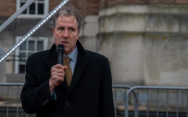 Britaniyada polis Leyboristlər Partiyasından olan deputatı həbs edib