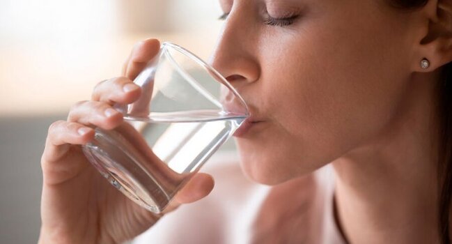 Ac qarına çoxlu su içmək mədə yanmasına səbəb ola bilər