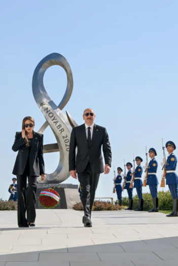 İlham Əliyev və Mehriban Əliyeva Anım Günü ilə əlaqədar Bakıdakı Zəfər parkında olublar - FOTO/VİDEO
